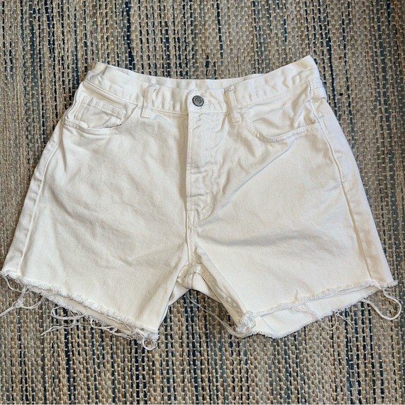 Brandy Melville Off-White Cream Denim Cut-Off Shorts Size Medium - Picture 2 of 8